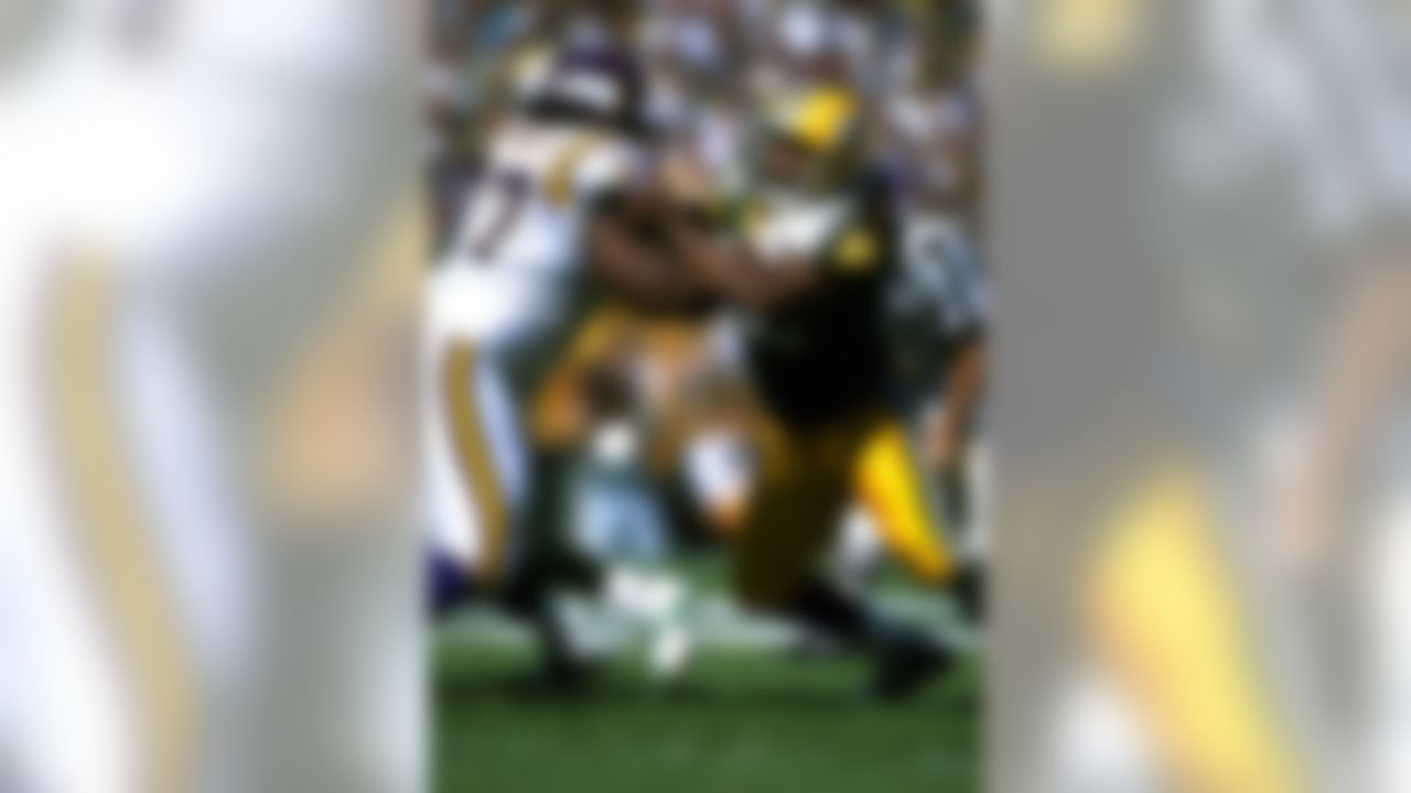 Green Bay Packers defensive end Reggie White battles Minnesota Vikings offensive lineman Korey Stringer in 1997. (Al Messerschmidt/NFL)