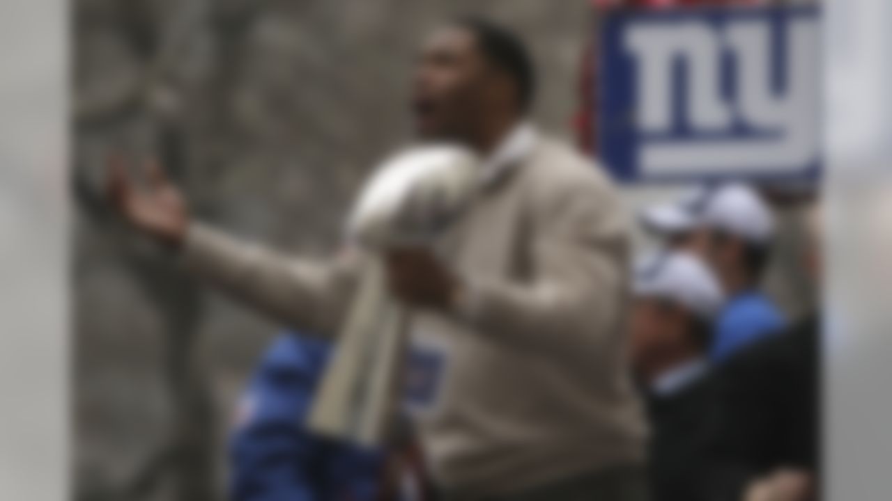 NEW YORK - FEBRUARY 05: New York Giants defensive end Michael Strahan holds up the Vince Lombardi trophy during the New York Giants Superbowl XLII victory parade February 5, 2008 in New York City. (Photo by Chris McGrath/Getty Images)