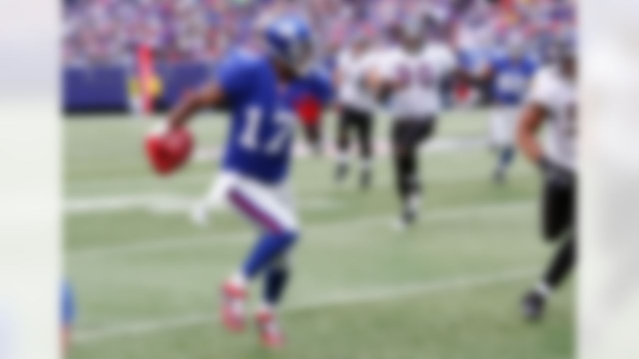 Wide receiver Plaxico Burress #17 of the New York Giants runs for a first down after catching a pass during the game against the Baltimore Ravens at Giants Stadium on November 16, 2008 in East Rutherford, New Jersey. The Giants defeated the Ravens 30-10. AP Photo/Paul Spinelli)