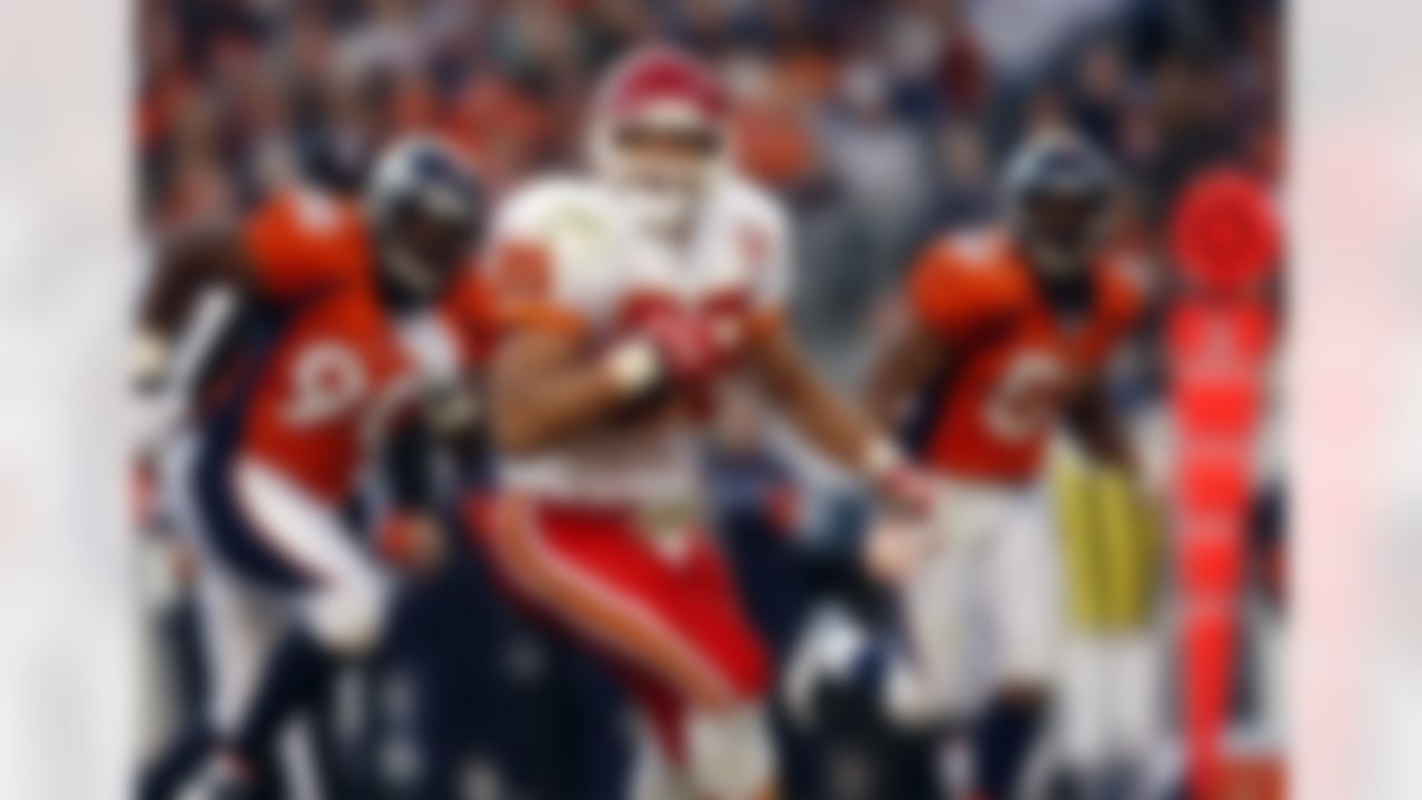 Kansas City Chiefs tight end Tony Gonzalez looks to run after catching a pass against the Denver Broncos in the second quarter of an NFL football game in Denver on Sunday, Dec. 7, 2008. (AP Photo/David Zalubowski)
