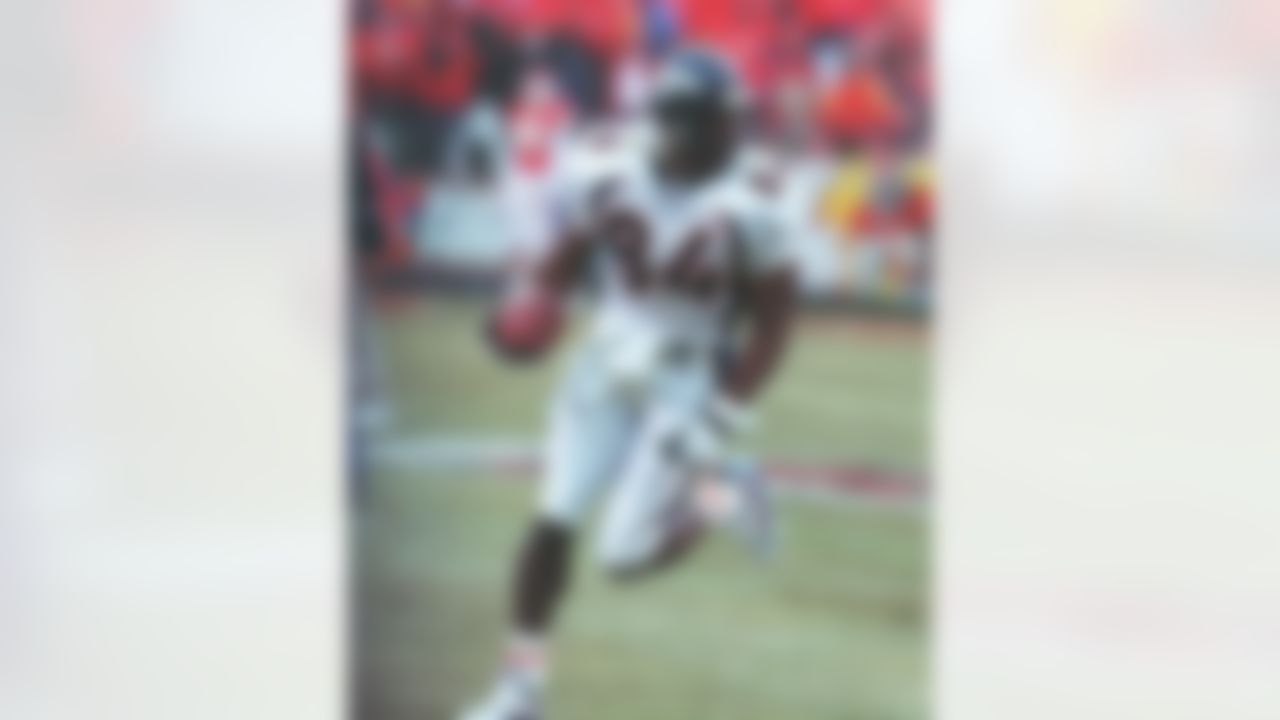 Denver Broncos tight end Shannon Sharpe in action in the AFC Divisional playoff game against the Kansas City Chiefs, Jan. 4, 1998 in Kansas City. (AP Photo/Ron Heflin)