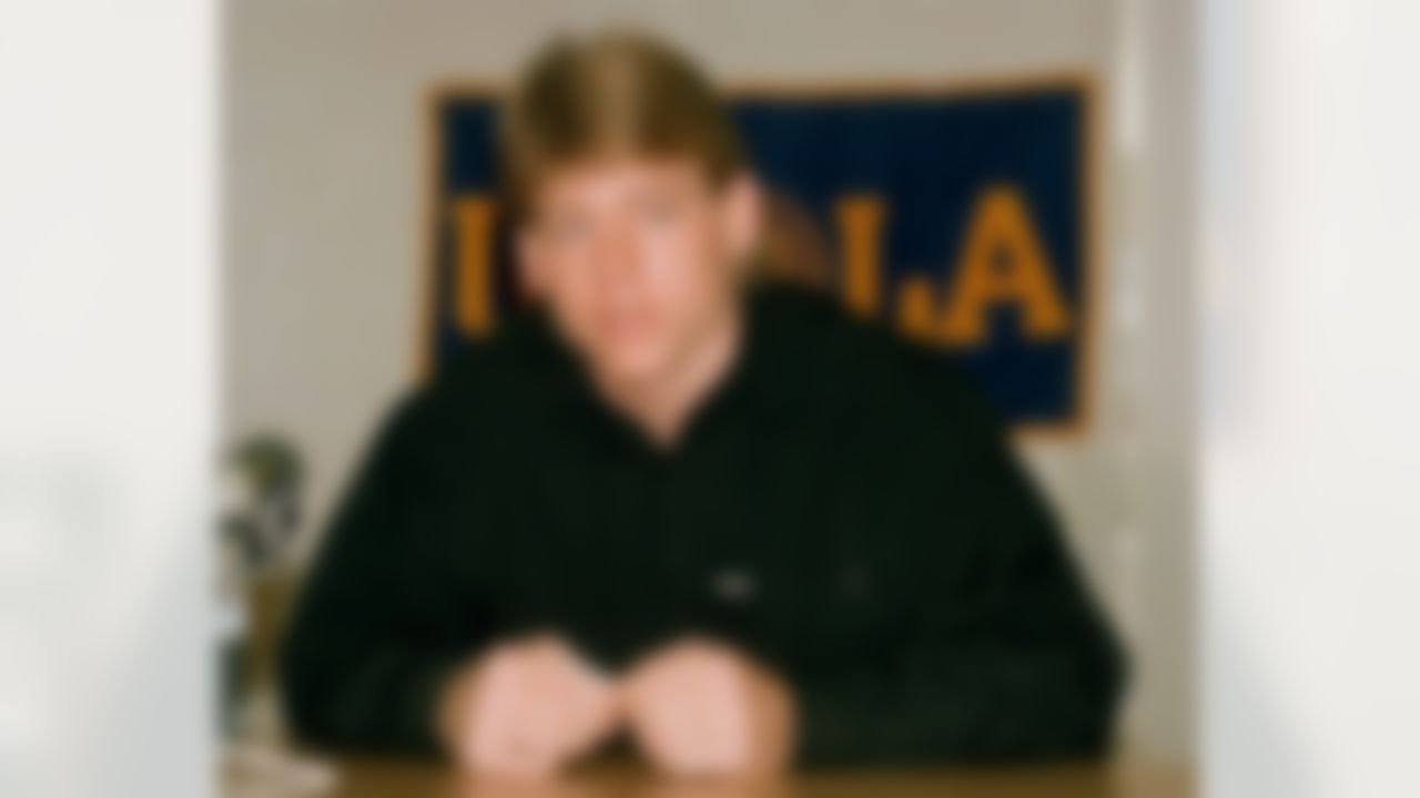 Former UCLA quarterback Troy Aikman speaks at a news conference in Los Angeles, Ca., March 1, 1989. Aikman, who is in contract negotiations, said he would like to play for the Dallas Cowboys. (AP Photo/Alan Greth)