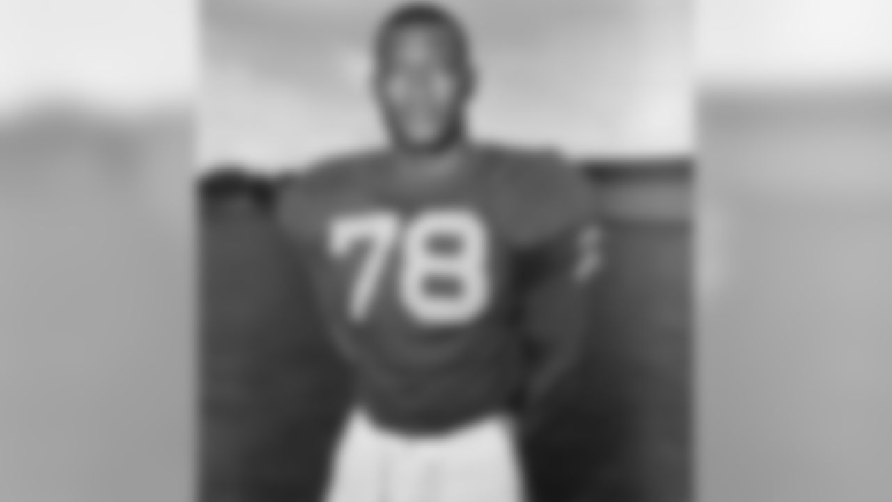Robert Bell, right tackle, poses, Dec. 14, 1962. (Associated Press)