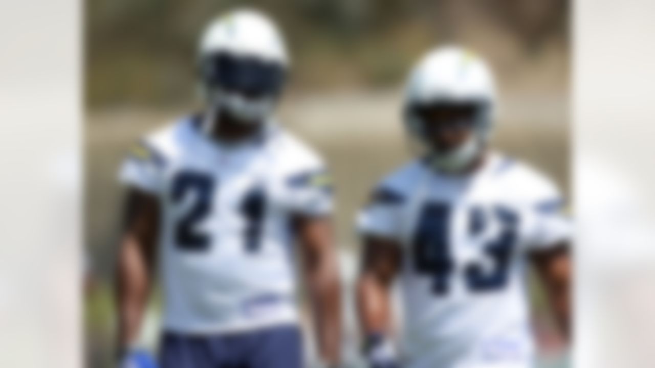 SAN DIEGO - MAY 03: Running backs LaDainian Tomlinson #21 of the San Diego Chargers speaks with teammate Darren Sproles #43 during the Chargers Mini-Camp on May 3, 2008 at the Chargers Practice Facility in San Diego, California. (Photo by Donald Miralle/Getty Images)