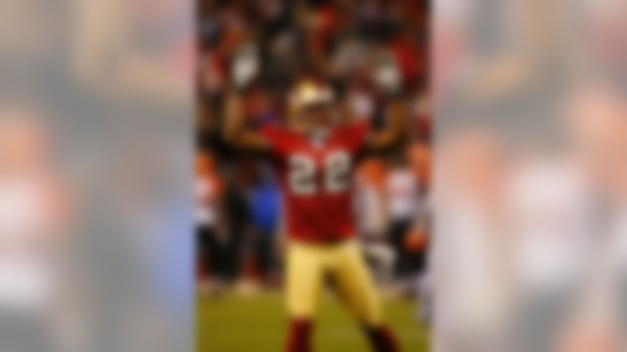 SAN FRANCISCO - DECEMBER 15: Nate Clements #22 of the San Francisco 49ers celebrates near the end of the game against the Cincinnati Bengals on December 15, 2007 at Monster Park in San Francisco, California. (Photo by Joe Robbins/Getty Images)
