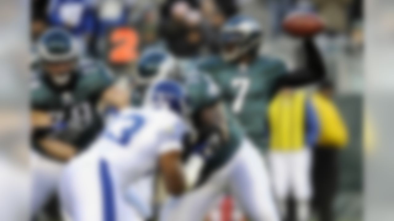 Philadelphia Eagles quarterback Michael Vick runs with the ball in the first half of an NFL football game against the Indianapolis Colts, Sunday, Nov. 7, 2010 in Philadelphia. (AP Photo/Michael Perez)