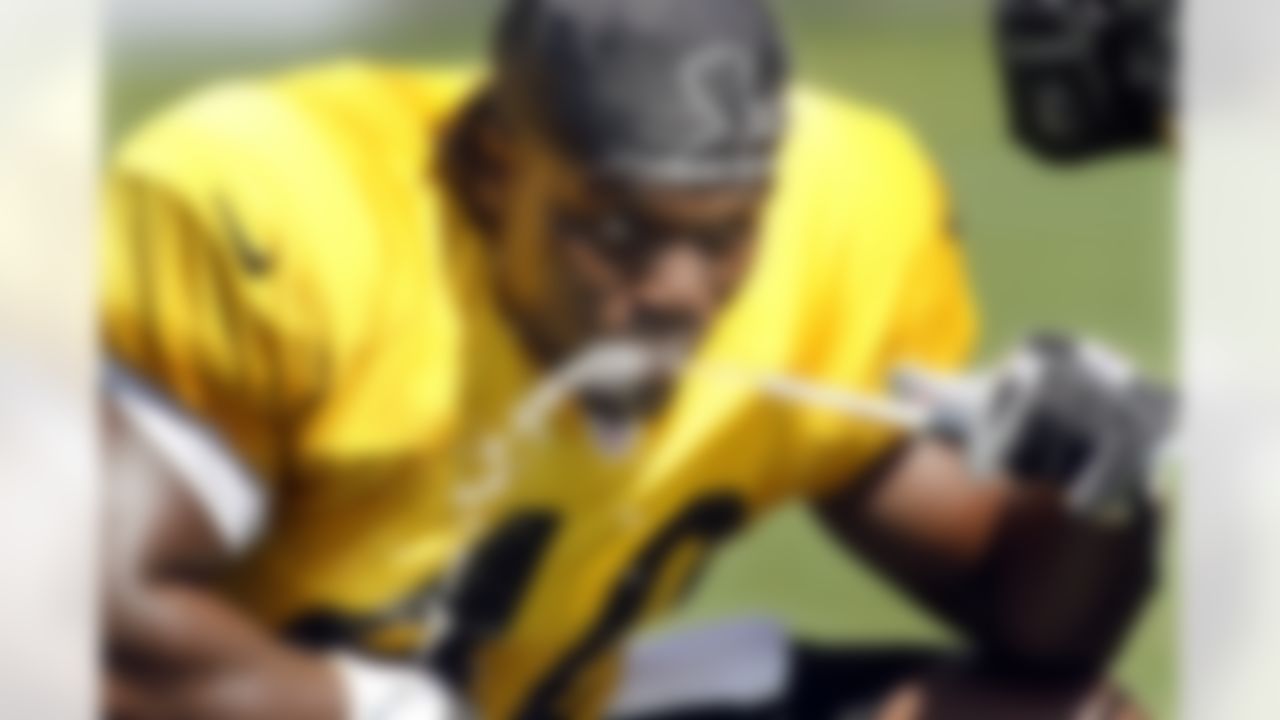 Pittsburgh Steelers linebacker Marshall McFadden (40) takes a drink during practice at the NFL football training camp in Latrobe, Pa., Sunday, July 29, 2012. (AP Photo/Keith Srakocic)