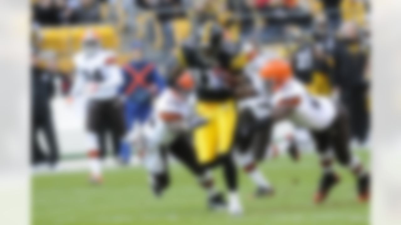 Pittsburgh Steelers receiver Mike Wallace (17) in action against the Cleveland Browns in the first quarter of an NFL football game in Pittsburgh Sunday, Oct. 18, 2009. (AP Photo/Tom E. Puskar)