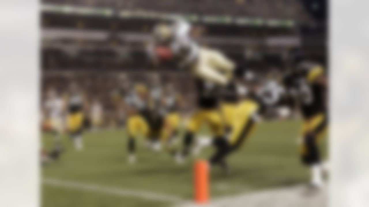 RB Reggie Bush (25) of the New Orleans Saints dives into the endzone for a touchdown during a game against the Pittsburgh Steelers at Heinz Field in Pittsburgh, PA on November 12, 2006. Photo by Getty Images.