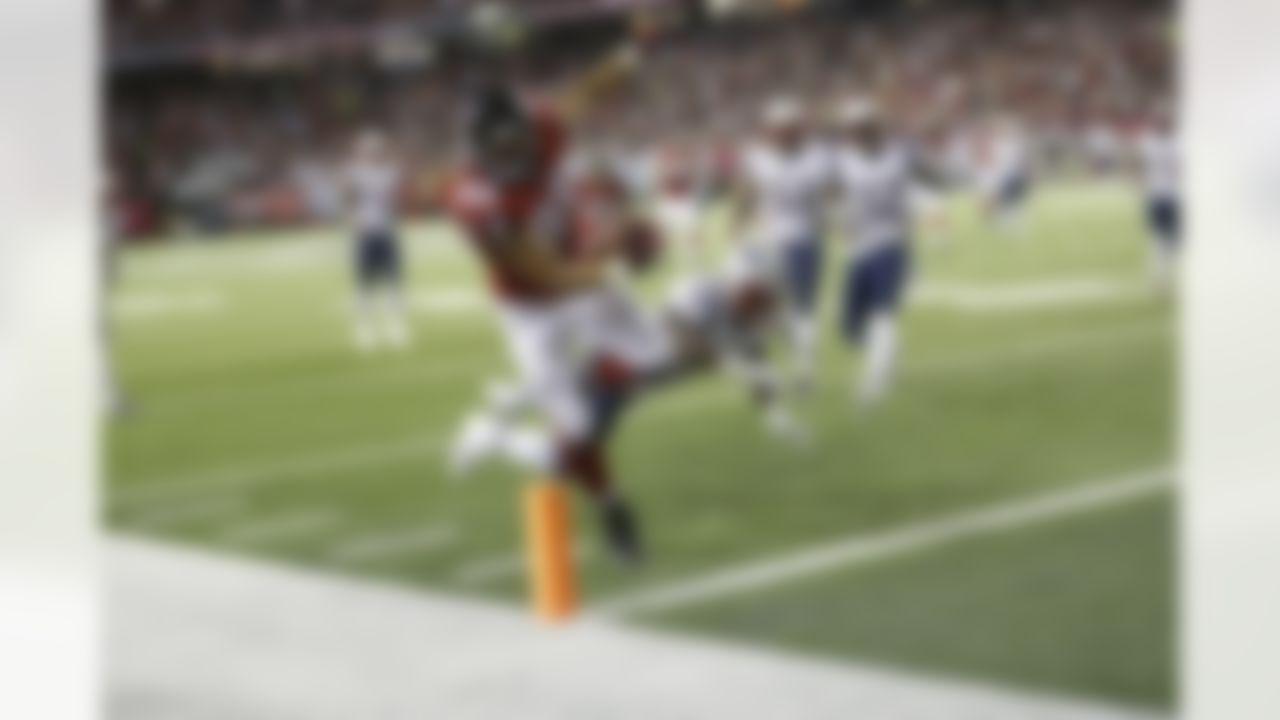 Atlanta Falcons tight end Tony Gonzalez (88) runs into the end zone for a touchdown against New England Patriots cornerback Alfonzo Dennard (37) during the first half of an NFL football game, Sunday, Sept. 29, 2013, in Atlanta. (AP Photo/John Bazemore)