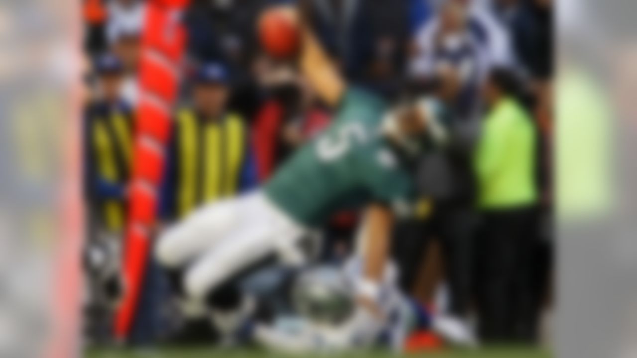 IRVING, TX - DECEMBER 16: Quarterback Donovan McNabb #5 of the Philadelphia Eagles gets pulled down by his collar by safety Roy Williams #31 of the Dallas Cowboys on December 16, 2007 at Texas Stadium in Irving, Texas. The Eagles won 10-6. (Photo by Drew Hallowell/Getty Images)