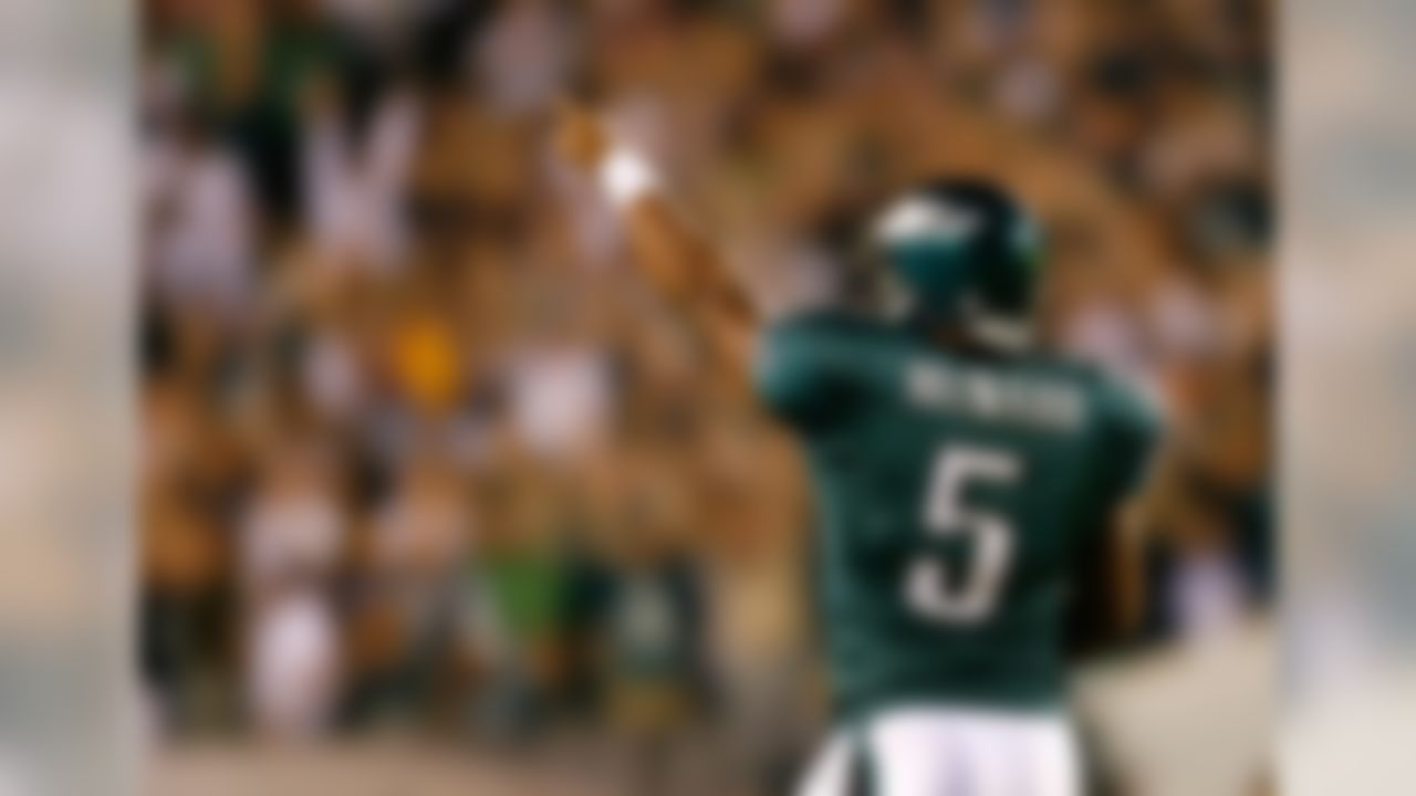 PHILADELPHIA - OCTOBER 21: Quarterback Donovan McNabb #5 of the Philadelphia Eagles celebrates after tossing a touchdown pass during the second half against the Chicago Bears at Lincoln Financial Field October 21, 2007 in Philadelphia, Pennsylvania. (Photo by Kevin C. Cox/Getty Images)
