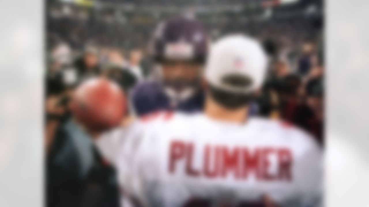 Arizona Cardinals quarterback Jake Plummer gives Minnesota Vikings quarterback Randall Cunningham a hug after the NFC divisional playoff game Sunday, Jan. 10, 1999, in Minneapolis. The Vikings won 41-21. (AP Photo/Morry Gash)