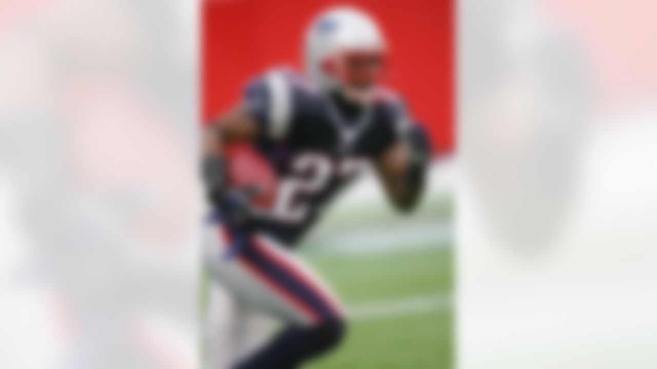 FOXBOROUGH, MA - DECEMBER 16: Ellis Hobbs #27 of the New England Patriots returns a kick during a National Football League game against the New York Jets at Gillette Stadium on December 16, 2007 in Foxborough, Massachusetts. The Patriots defeated the Jets 20-10. (Photo by Paul Jasienski/Getty Images)