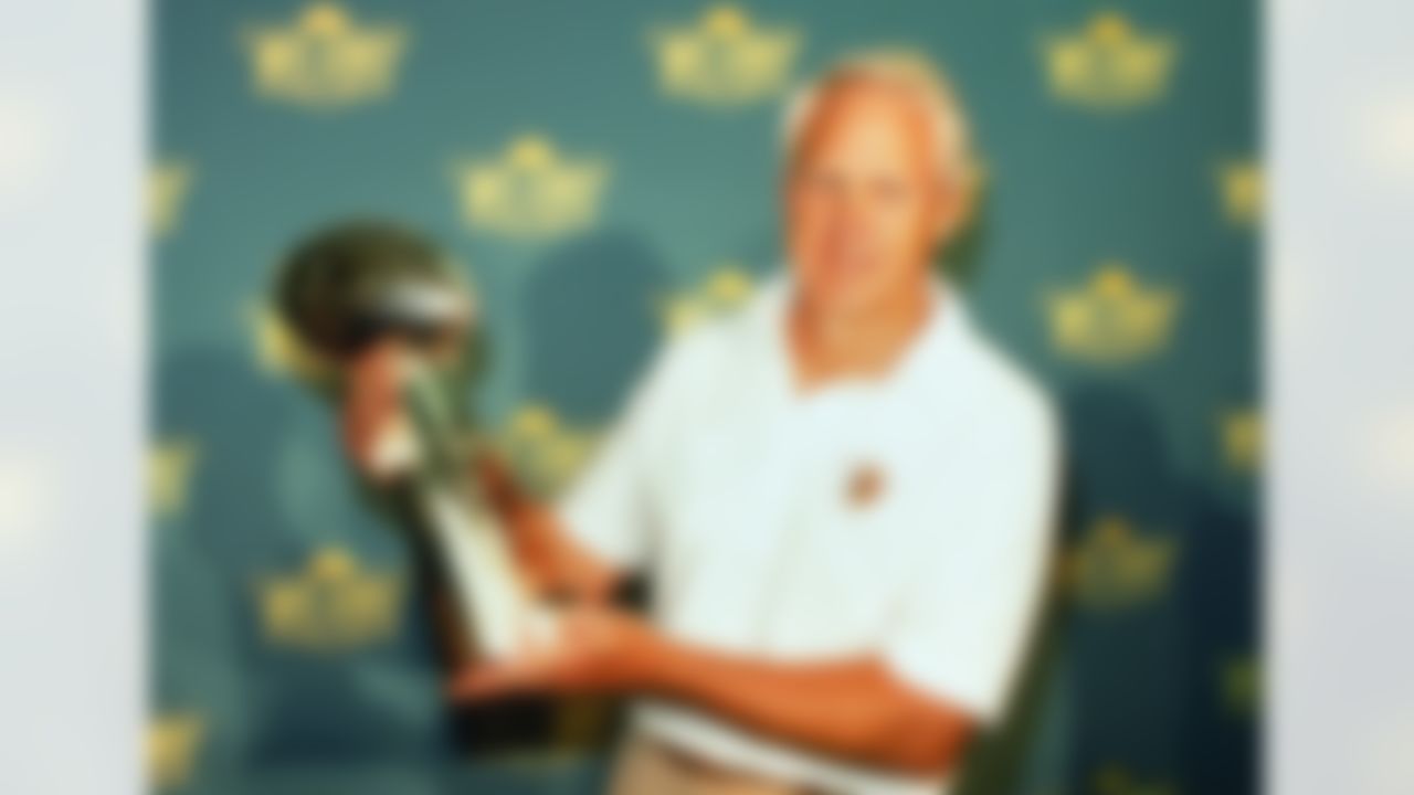 San Francisco 49ers head coach Bill Walsh holds up the Super Bowl Trophy after winning the NFL Super Bowl XXIII football game against the Cincinnati Bengals on Jan. 22, 1989 in Miami, Fla. The 49ers won the game 20-16. (Paul Spinelli via AP)