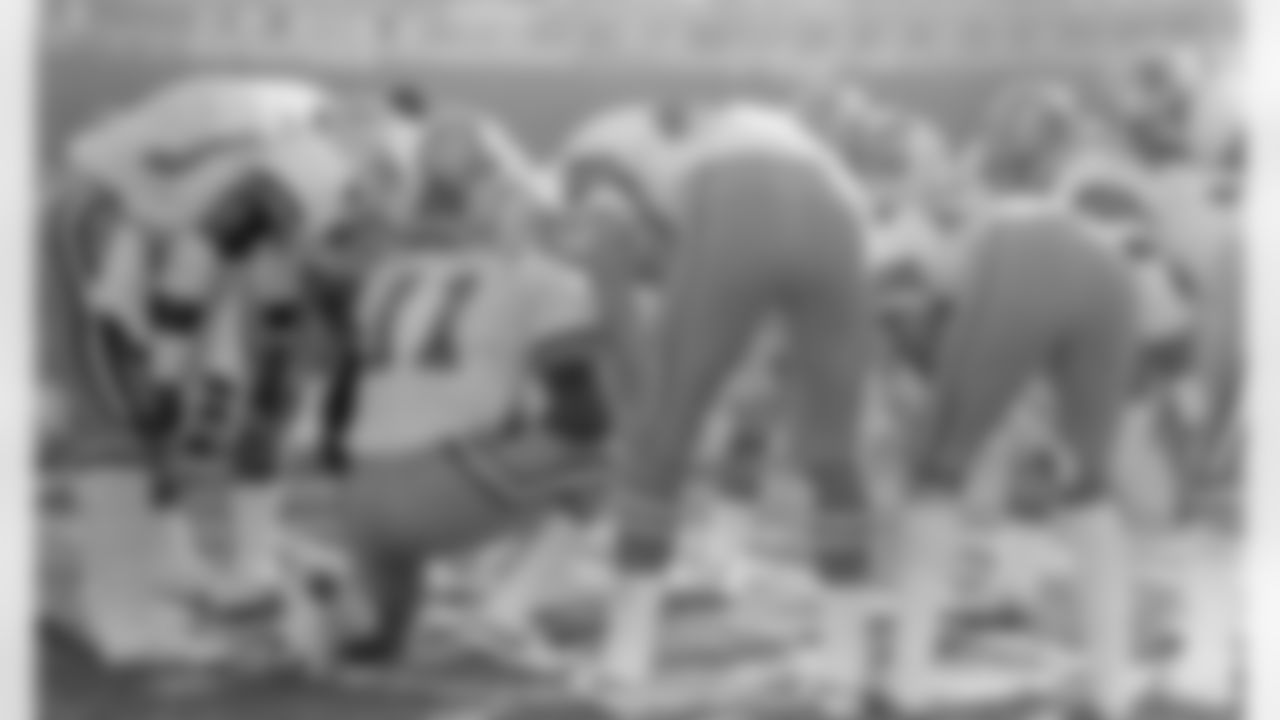 Dallas Quarterback Danny White (11) give his team the play instructions during the NFC Championship game at Candlestick Park in San Fransisco on January 10, 1982. (AP Photo/Al Golub)