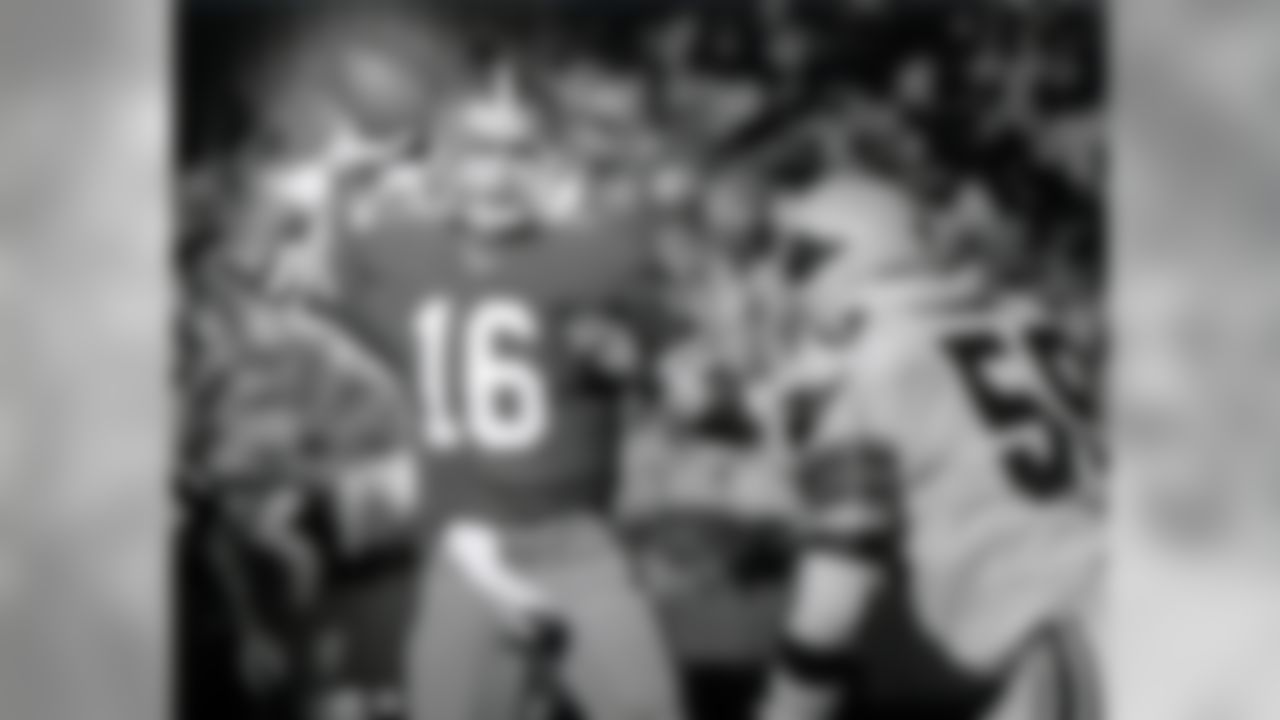 San Francisco 49ers quarterback Joe Montana (16) passes during an NFL football game against the St. Louis Cardinals on Sunday, Oct. 18, 1987, in San Francisco. The 49ers won the game, 34-28. (AP Photo/Greg Trott)
