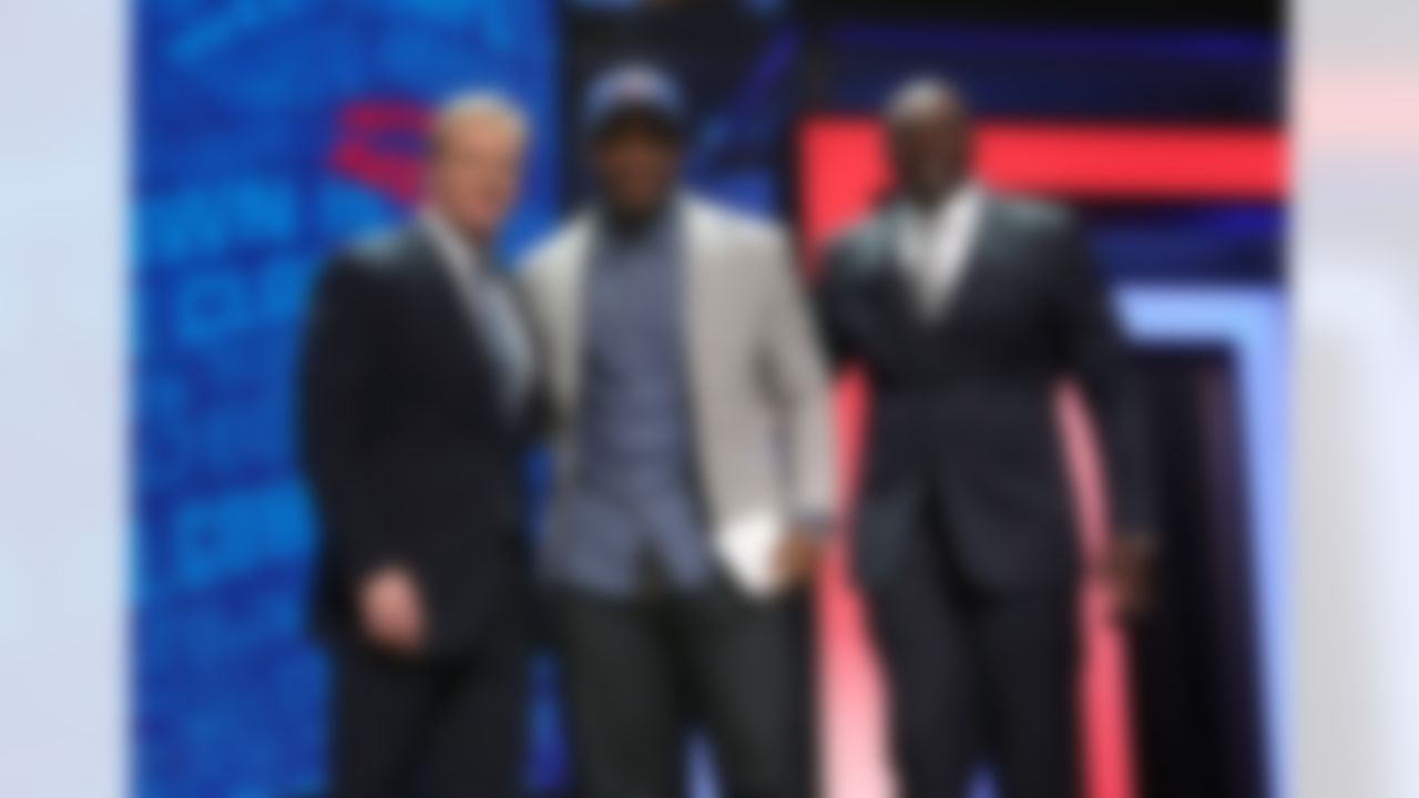 Alabama linebacker Reggie Ragland, center, poses for a photo with NFL Commissioner Roger Goodell and Buffalo Bills Hall of Famer Bruce Smith during the 2016 NFL Draft at the Auditorium Theatre on Friday, April 29, 2016 in Chicago. (Perry Knotts/NFL)