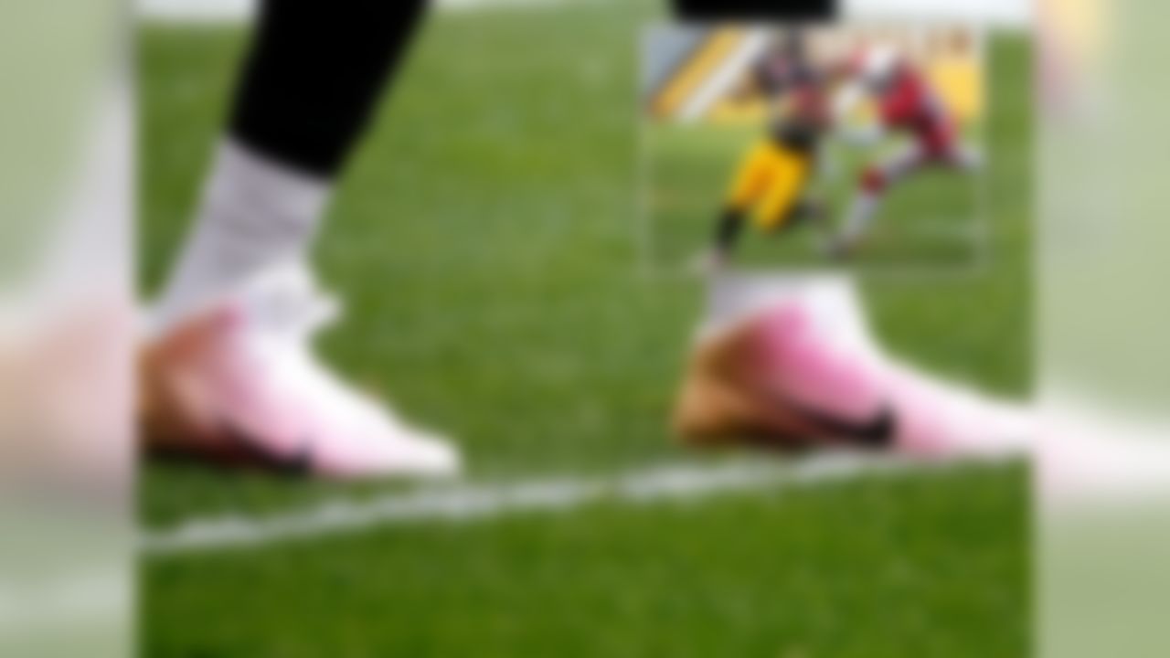 I have included Antonio Brown on most of the lists that we have released and for the sake of originality I continue to try to find other people who belong on the list instead, but Antonio Brown continues to keep us in awe. Here are the Nike Alpha Pro 3/4 cleat's with a light pink and light gold fade on each end. (Associated Press)