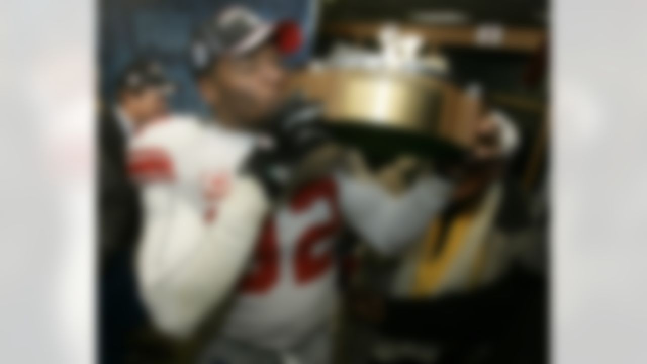 New York Giants defensive end Michael Strahan kisses the George S. Halas Trophy after his team's 23-20 overtime win over the Green Bay Packers in the NFC Championship football game Sunday, Jan. 20, 2008, in Green Bay, Wis. (AP Photo/David J. Phillip)