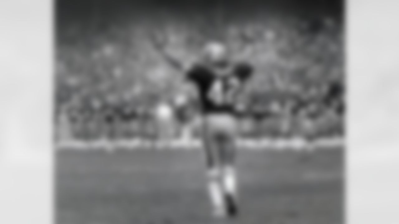 San Francisco 49ers defenisve back Ronnie Lott (42) gives a victory gesture after a 16-tackle game during an NFL football game against the Washington Redskins on Sunday, Jan. 12, 1991, in San Francisco. The 49ers won the game, 28-10. (AP Photo/Greg Trott)