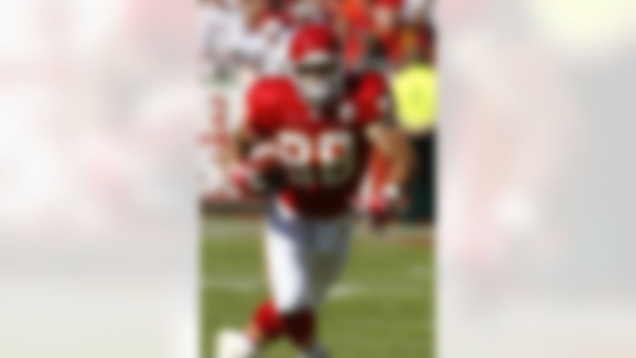 Kansas City Chiefs tight end Tony Gonzalez (88) during an NFL football game Sunday, Oct. 19, 2008, in Kansas City, Mo. (AP Photo/Ed Zurga)
