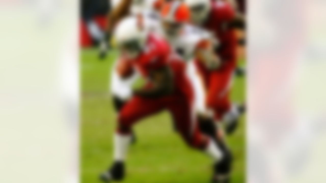 GLENDALE, AZ - DECEMBER 2: Wide receiver Anquan Boldin #81 of the Arizona Cardinals eludes linebacker Andra Davis #54 of the Cleveland Browns during a 27-21 win at University of Phoenix Stadium December 2, 2007 in Glendale, Arizona. (Photo by Kevin Terrell/Getty Images)