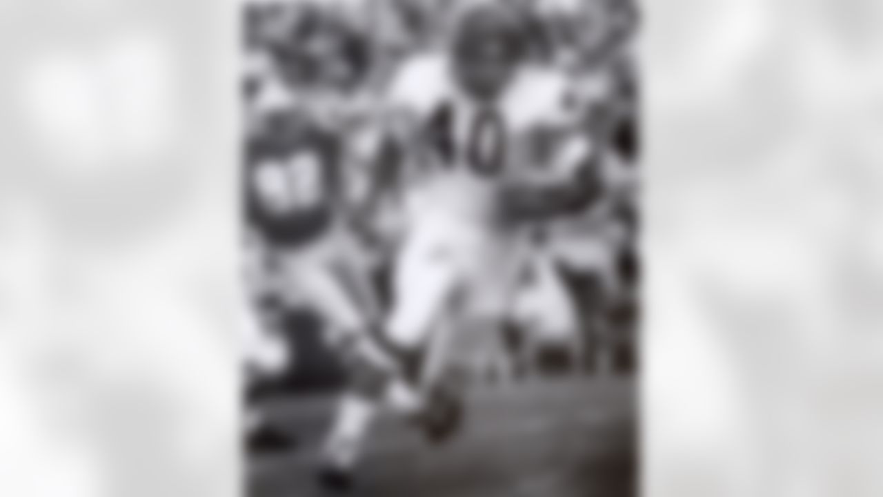 Hall of Fame Chicago Bears running back Gale Sayers (40) runs upfield in a 19 to 9 Bears preseason exhibition game win against the Green Bay Packers on Aug. 17, 1969 at Milwaukee County Stadium in Milwaukee. (Pro Football Hall of Fame)