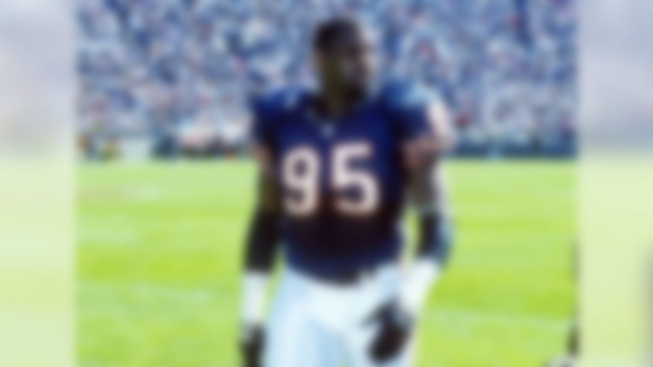 Chicago Bears defensive end Richard Dent (95) sweats as he walks on the sidelines during the NFL game against the Atlanta Falcons on October 3, 1993 in Chicago, Illinois. The Bears won the game 6-0. (AP Photo/Paul Spinelli)
