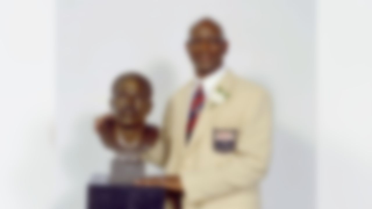 Eric Dickerson is inducted into the Pro Football Hall of Fame in this 1999 photo. (Pro Football Hall of Fame)