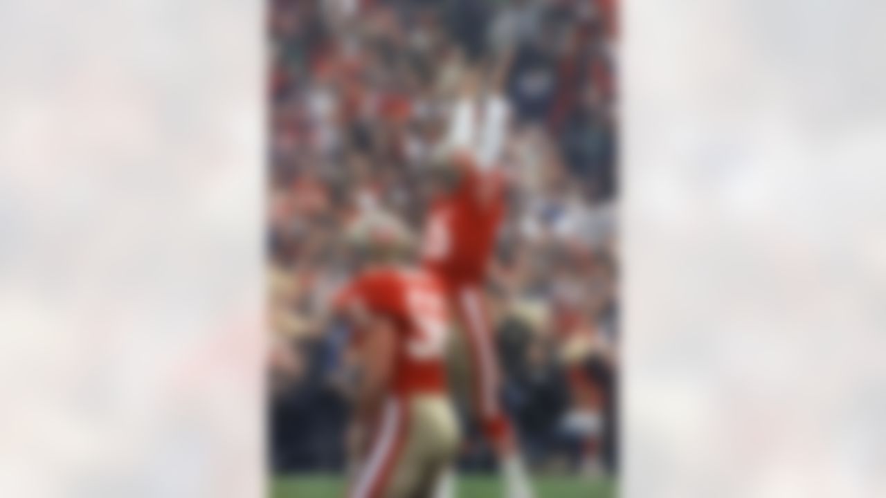 San Francisco 49ers quarterback Joe Montana (16) signals his second touchdown during the first half of Sunday's Super Bowl XIX at Stanford Stadium in Stanford, CA on January 20, 1985. (Associated Press)