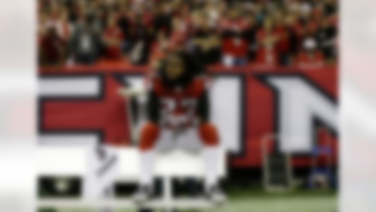 The Atlanta Falcons' Dunta Robinson sits on the bench after being defeated by the San Francisco 49ers in the NFC Championship Game. (AP Photo/David Goldman)