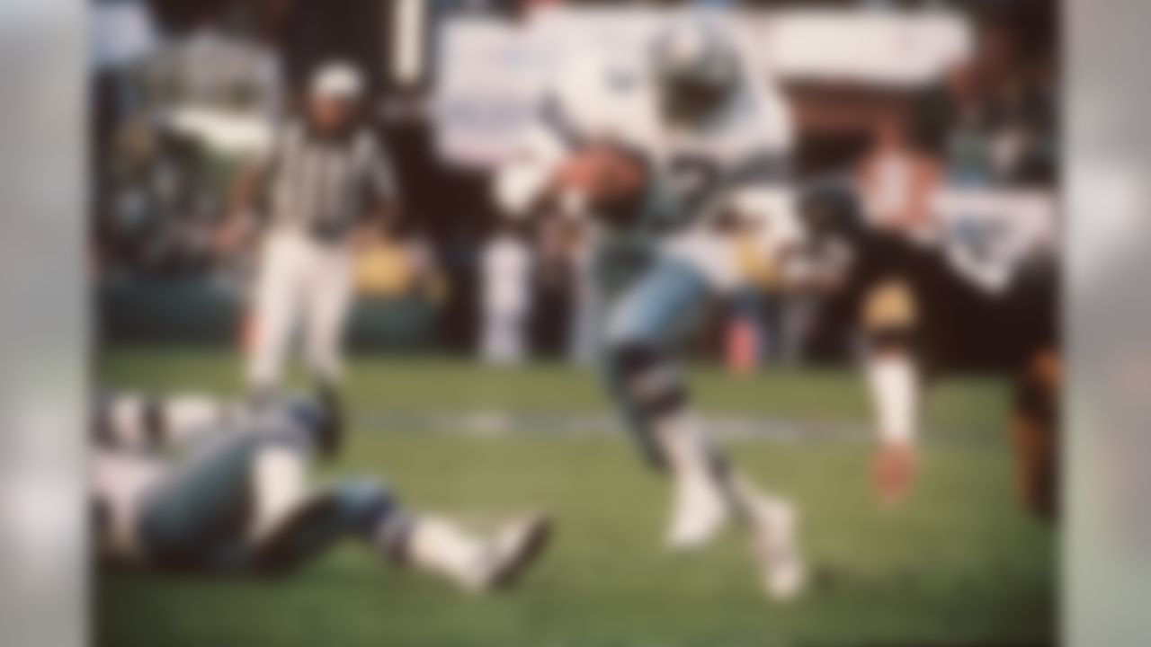 Dallas Cowboys running back Tony Dorsett (33) eludes Pittsburgh Steelers Tony Dungy (21) defender during Super Bowl XIII, Jan. 21, 1979. (Associated Press)