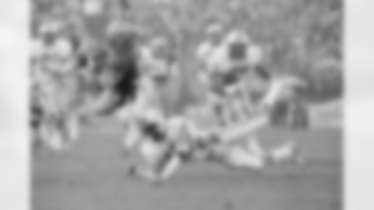San Francisco 49ers Roger Craig (33) goes airborne as he crosses the goal line for a second quarter touchdown against Miami Dolphins during the Super Bowl XIX at Stanford Stadium in Stanford, CA on January 20, 1985. (Associated Press)