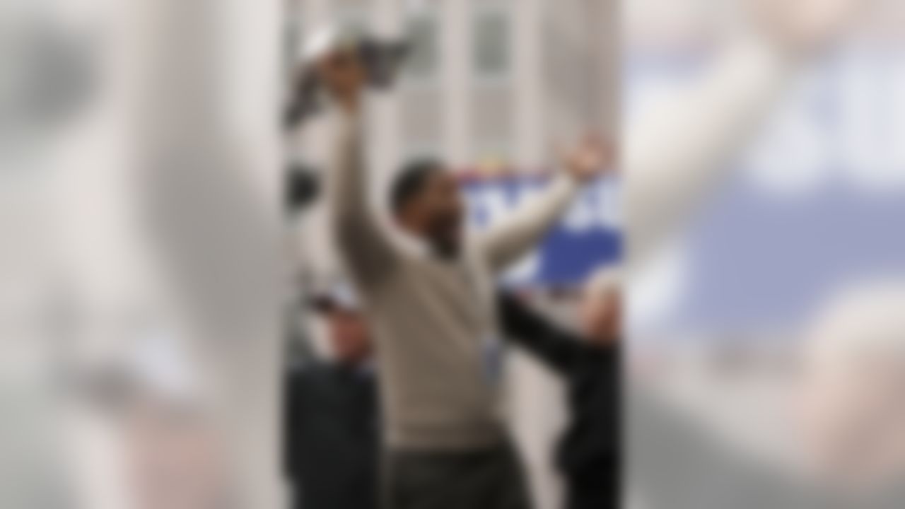 NEW YORK - FEBRUARY 05: New York Giants defensive end Michael Strahan holds up the Vince Lombardi trophy during the New York Giants Superbowl XLII victory parade February 5, 2008 in New York City. (Photo by Chris McGrath/Getty Images)