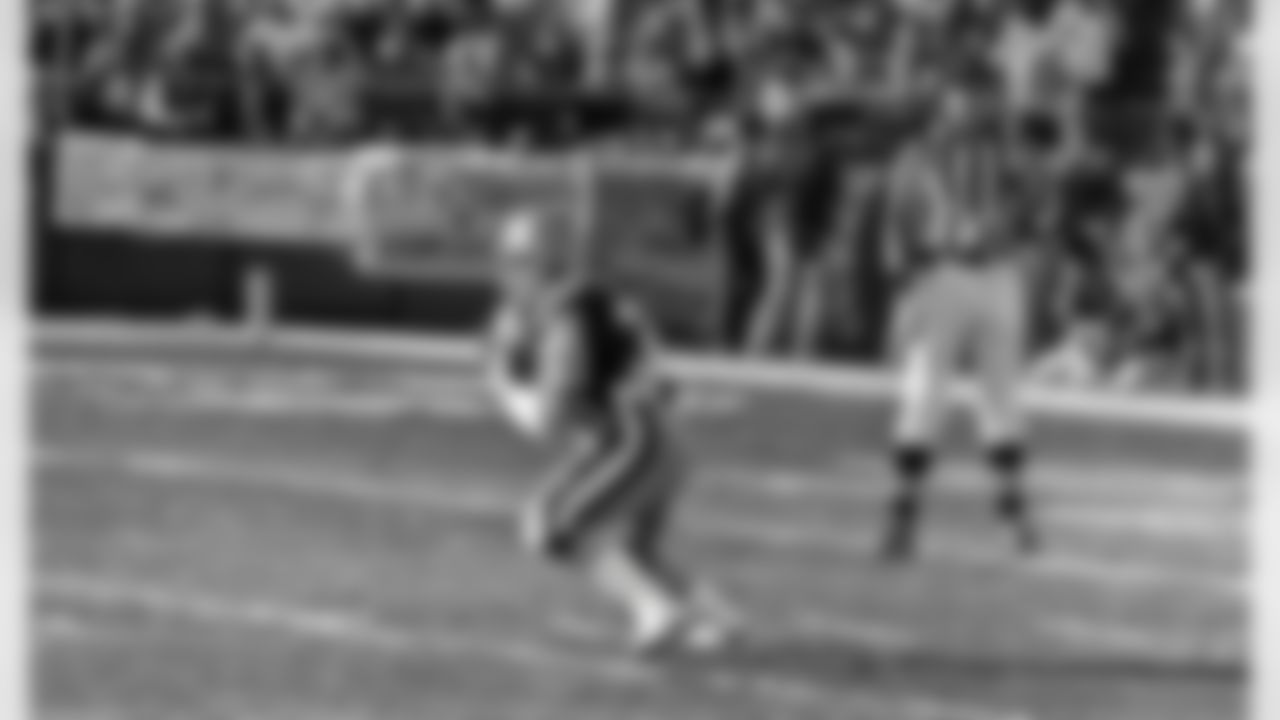 San Francisco 49ers Running Back Bill Ring (30) catches kick off during the NFC Championship game at Candlestick Park in San Fransisco on January 10, 1982. (AP Photo/Al Golub)