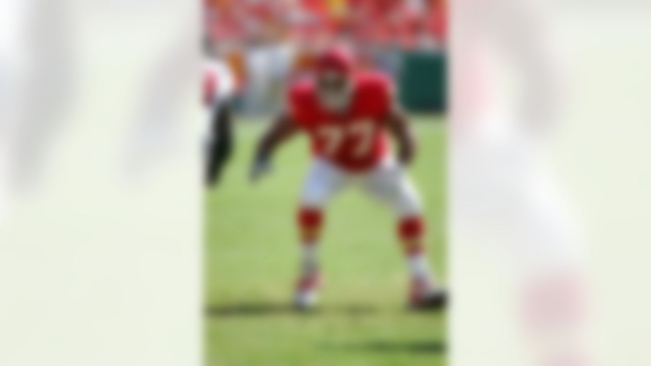 Offensive tackle Willie Roaf of the Kansas City Chiefs pass blocks against the Houston Texans at Arrowhead Stadium on September 26, 2004. (AP Photo/Paul Spinelli)
