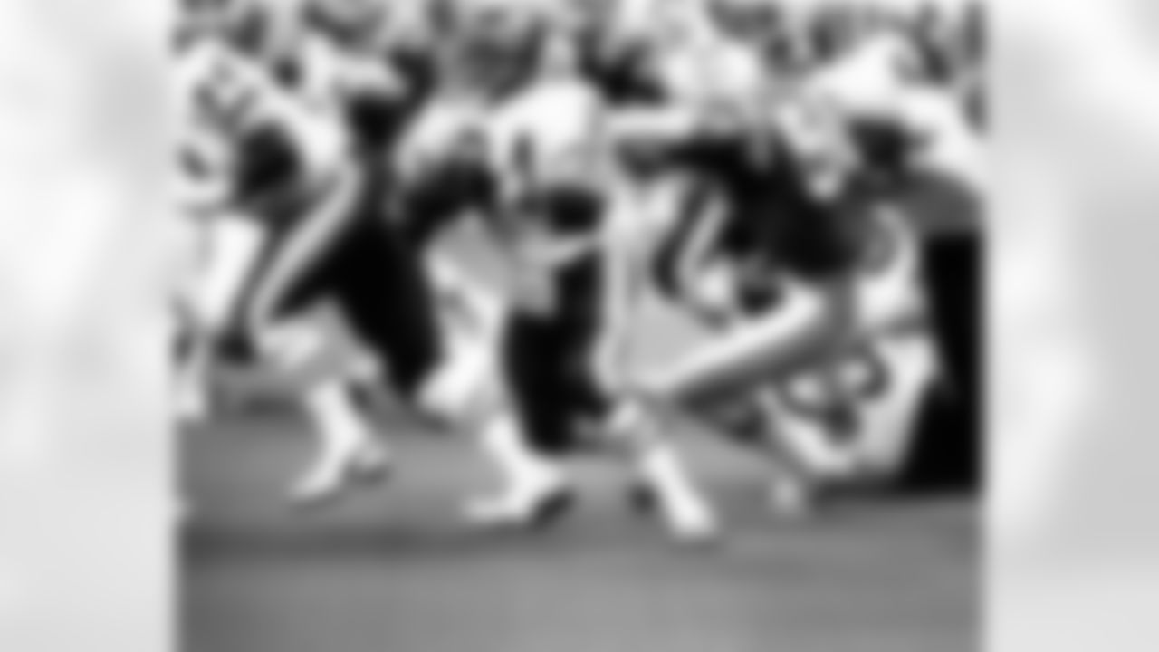 Chicago Bears Hall of Fame running back Walter Payton (34) gains 6 yards on a carry during Super Bowl XX against the New England Patriots in New Orleans, January 26, 1986. (National Football League)