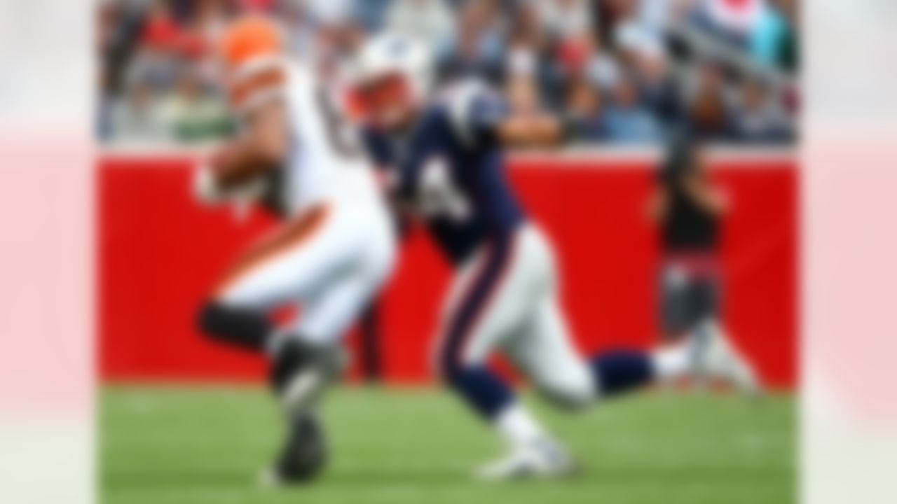 FOXBORO, MA - OCTOBER 07: Tedy Bruschi #54 of the New England Patriots tackles Kellen Winslow #80 of the Cleveland Browns on October 7, 2007 at Gillette Stadium in Foxboro, Massachusetts. The Patriots defeated the Browns 34-17. (Photo by Elsa/Getty Images)