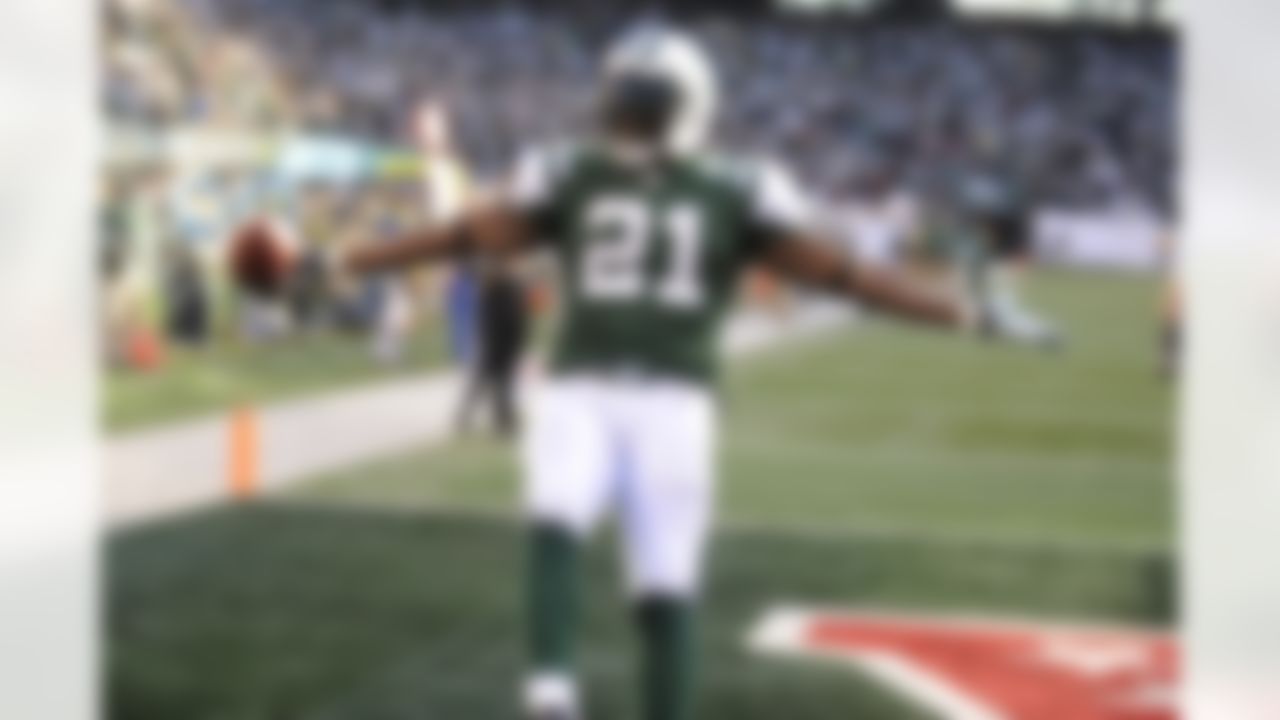 New York Jets' LaDainian Tomlinson scores a touchdown during the second quarter of the NFL football game against the Kansas City Chiefs, Sunday, Dec. 11, 2011, in East Rutherford, N.J. (AP Photo/Bill Kostroun)