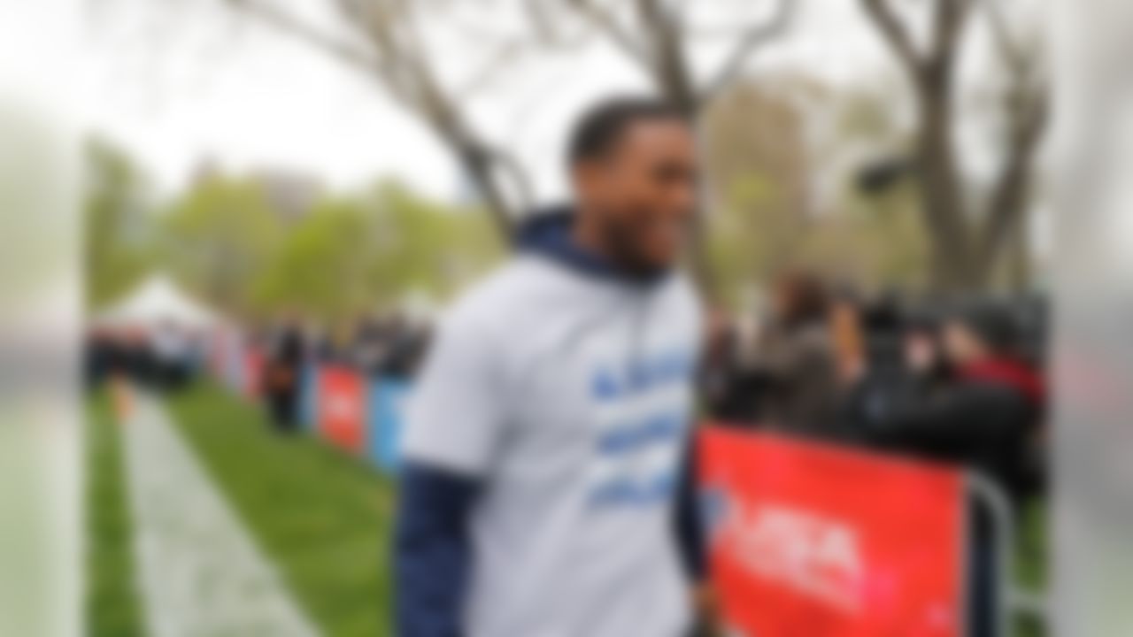 Ohio State linebacker Darron Lee participates in an NFL Play 60 event at Grant Park on Wednesday, April 27, 2016 in Chicago. (Ben Liebenberg/NFL)