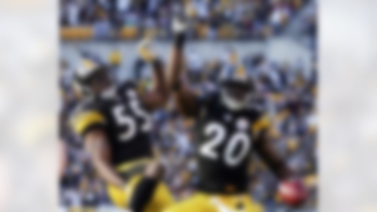 PITTSBURGH - DECEMBER 24: Bryant McFadden #20 of the Pittsburgh Steelers celebrates making a catch with teammate Joey Porter #55 against the Baltimore Ravens on December 24, 2006 at Heinz Field in Pittsburgh, Pennsylvania. The Ravens won the match 31-7. Photo by Getty Images.