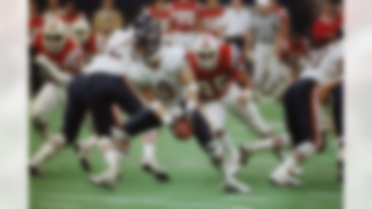 Jim McMahon, quarterback for the Chicago Bears during action against New England during Super Bowl XX in New Orleans on January 26, 1986. (Associated Press)