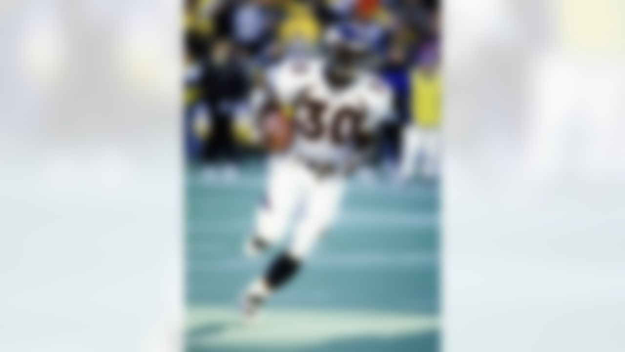 Denver Broncos Terrell Davis plays in a AFC playoff game against the Pittsburgh Steelers at Three Rivers Stadium.
(AP Photo/Tom DiPace)