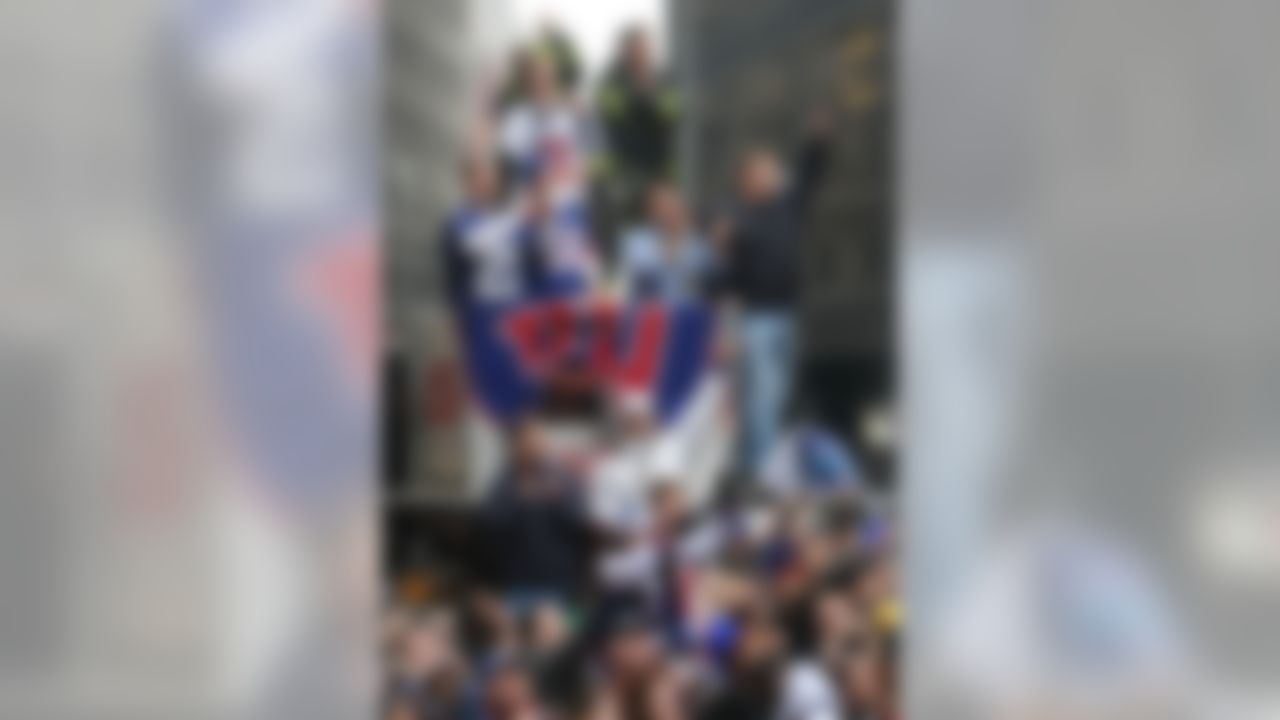 NEW YORK - FEBRUARY 05: New York Giants fans cheer the players as they pass in floatsalong Broadway, also known as "The Canyon of Heroes" during Super Bowl XLII victory parade in New York City. (Photo by Al Bello/Getty Images)