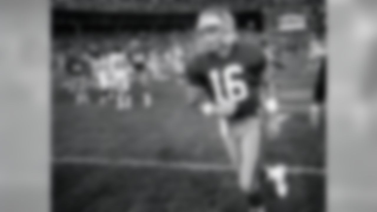 San Francisco 49ers quarterback Joe Montana (16) jogs off the field after his first game back from major back surgery during an NFL football game against the St. Louis Cardinals on Sunday, Nov. 9, 1986, in San Francisco. (AP Photo/Greg Trott)