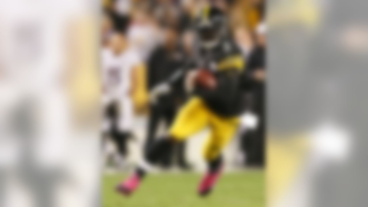 Pittsburgh Steelers quarterback Michael Vick (2) scrambles for yardage in action against the Baltimore Ravens Thursday, October 1, 2015 in Pittsburgh, Pa. (Damian Strohmeyer via AP)