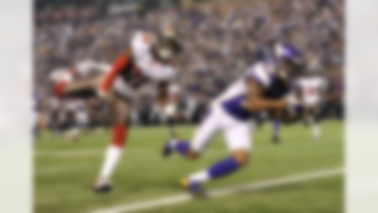 Minnesota Vikings wide receiver Percy Harvin, right, catches an 18-yard touchdown pass ahead of Tampa Bay Buccaneers cornerback Eric Wright, left, during the first half of an NFL football game Thursday, Oct. 25, 2012, in Minneapolis. (AP Photo/Jim Mone)