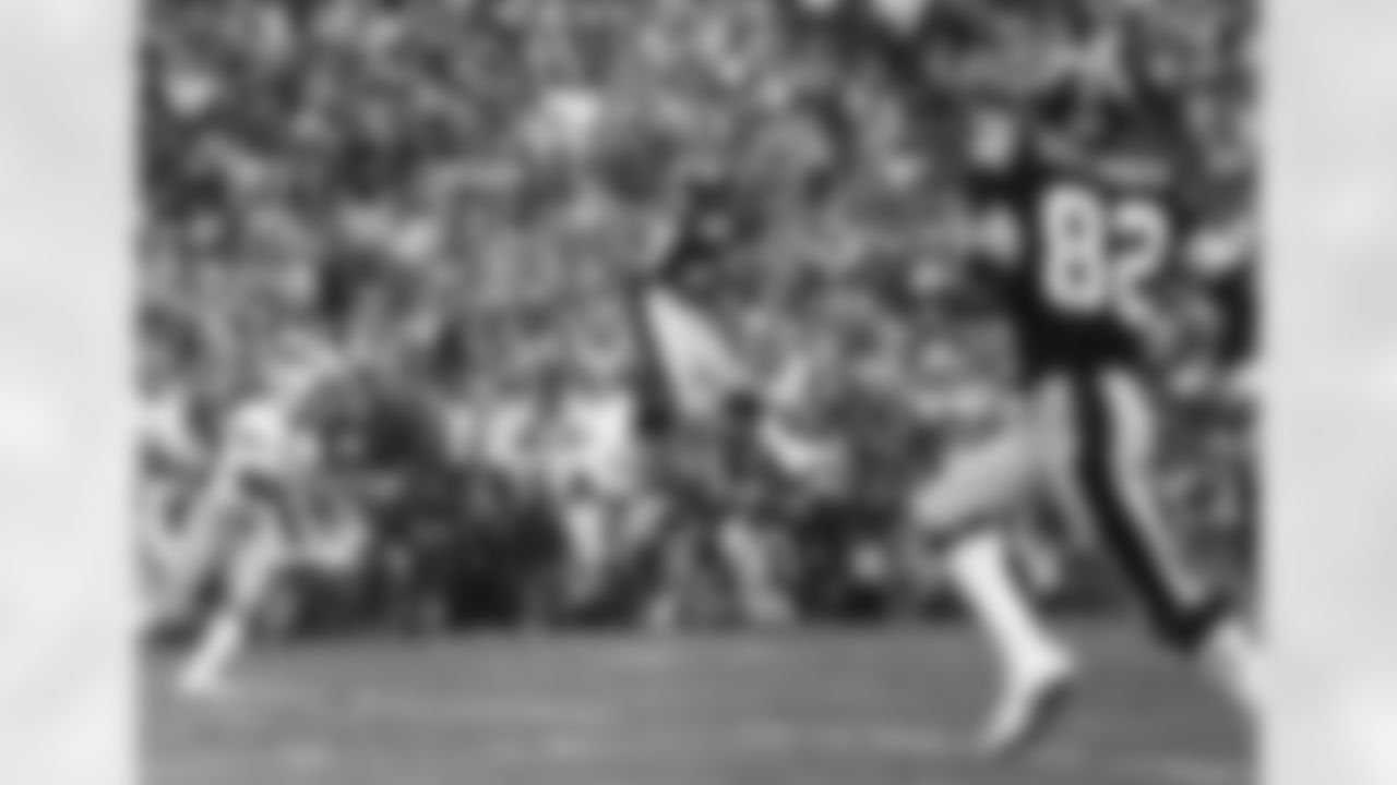 Hall of Fame Pittsburgh Steelers wide receiver Lynn Swann (88) makes a catch during a 35 to 31 Steelres win over the Dallas Cowboys in Super Bowl XIII on January 21, 1979 in the Orange Bowl in Miami, Florida. (National Football League)