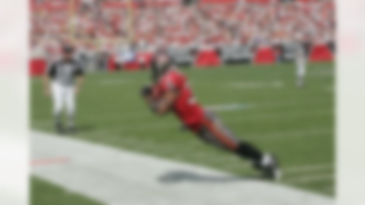 Tampa's Michael Pittman keeps it in bounds for the completion as the Atlanta Falcons defeated the Tampa Bay Buccaneers 17-6 at Tampa's Raymond James Stadium on December 10, 2006. Photo by Getty Images.